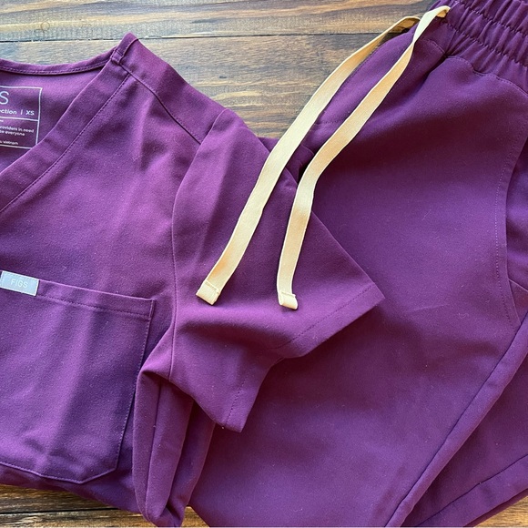 Figs high waisted Zamora scrub Joggers & Catarina top in Deep purple set xs - Picture 2 of 11
